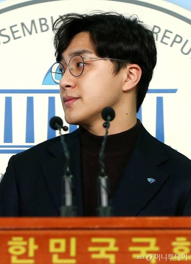 미투 논란 의혹이 제기된 더불어민주당 영입인재 2호 원종건 씨가 지난 28일 오전 서울 여의도 국회 정론관에서 영입인재 자격을 자진 반납하겠다는 기자회견을 하고 있다./사진=홍봉진 기자