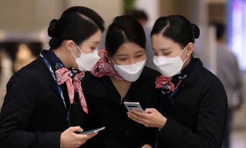 인천국제공항에서 승무원들이 마스크를 쓰고 대화하고 있다. 뉴스1