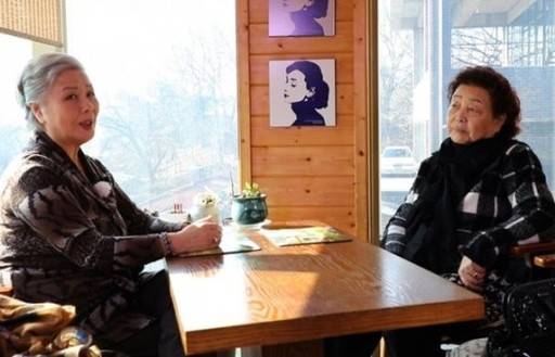 29일 방송된 TV조선 ‘인생다큐 마이웨이’에서 서우림(왼쪽)이 ‘50년 지기’ 강부자와 이야기하고 있다.