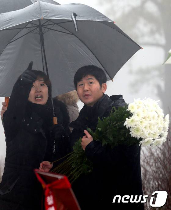 특별사면으로 출소한 이충연 전 용산4구역 철거대책위원장(사진 오른쪽)이 지난 2013년 3월 경기도 마석 모란공원에 안장된 용산참사 희생자 묘역을 찾아 참배하고 있다. 2013.2.1 머니투데이/뉴스1