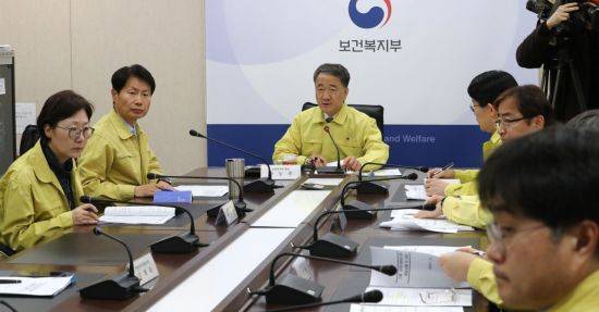 박능후 보건복지부 장관(가운데)이 29일 오후 세종시 정부세종청사에서 신종 코로나바이러스 감염증 대응상황 및 지원대책 등을 논의하는 중앙사고수습본부 3차 회의를 주재하고 있다. 이날 회의는 각 부처 차관들과 서울 외교부가 영상으로 함께 했다.<이미지:연합뉴스>