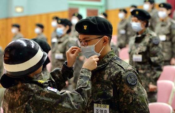 29일 오후 국군간호사관학교 선배생도가 한 후보생의 마스크를 바로잡아주고 있다. 프리랜서 김성태