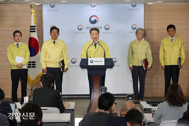 박능후 보건복지부 장관과 김용범 기획재정부 1차관, 박양우 문화체육관광부 장관, 강경화 외교부 장관, 진영 행정안전부 장관이 30일 정부서울청사에서 열린 신종 코로나바이러스 감염증 대책 관련 브리핑에서 우한 교민 지원, 임시생활시설 운영 계획 등을 발표하고 있다.  |이준헌 기자 ifwedont@
