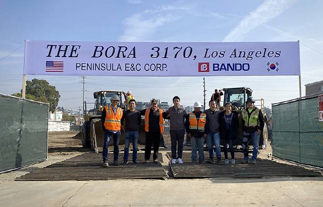 미국 LA `The BORA 3170` 현장에서 공사관계자들이 기념촬영을 하고 있다. [사진 = 반도건설]