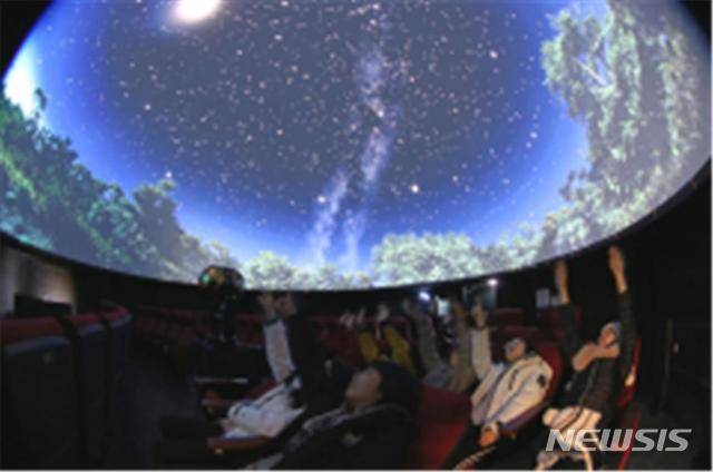 [부산=뉴시스] 허상천 기자 =부산시 금련산청소년수련원은 수련원 내 천문대와 천체투영관 등에서 천체망원경으로 달과 별을 관측하며 끝없는 우주의 세계를 체험할 수 있는 ‘2020년 공개관측행사’를 운영한다고 30일 밝혔다. 2020.01.30. (사진 = 금련산청소년수련원 제공) photo@newsis.com