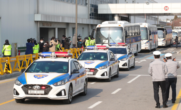 중국 우한에서 온 교민들이 김포공항에서 31일 경찰 버스를 타고 격리장소로 출발하고 있다. 버스들 앞으로 순찰차가 길을 이끌고 있다. /연합뉴스