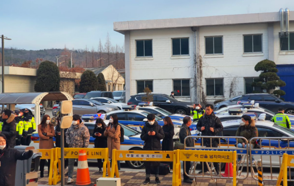 우한 교민들이 탑승한 전세기가 도착한 31일 오전 8시쯤 서울 강서구 김포공항 비즈니스항공센터(SGBAC) A게이트 앞의 모습. 격리생활시설이 위치한 충남 아산과 충북 진천 관할 순찰차들 약 20대가 모여 있다. /정민하 기자
