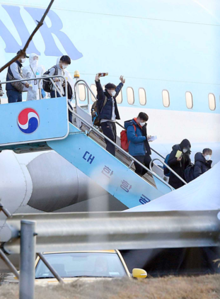 중국 후베이성 우한 교민들이 31일 오전 서울 김포국제공항에 도착해 대한항공 전세기에서 내리고 있다. /연합뉴스