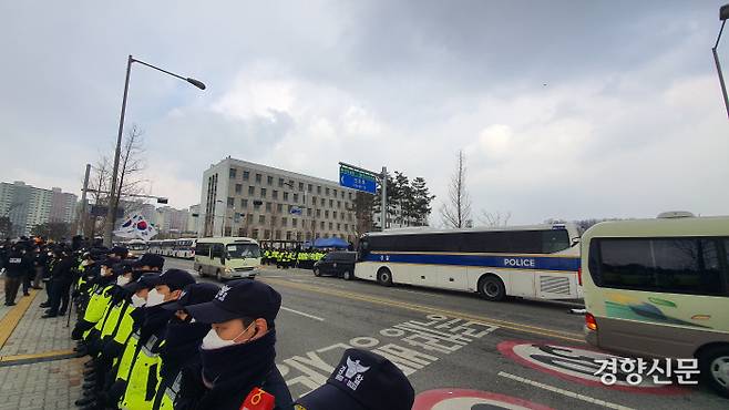 31일 오후 김포공항에서 우한 교민들을 태운 버스가 충북 진천군 덕산읍 공무원인재개발원으로 향하고 있다. 이삭 기자
