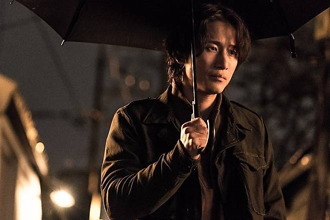 `아저씨`로 불리는 다이버 안승환은 원작에선 소설가로 등장합니다. 세령호 사건 이후 진실을 추적하는 데 안승환은 7년을 바칩니다. 그리고 발견합니다. 사실 너머에는 진실이 있다는 진실을 말이죠.