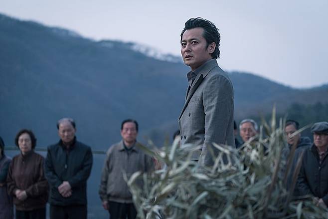 악인 오영제는 피해자가 되었고 서민이자 범인(凡人)인 최현수는 가해자라는 극중 설정은 오묘한 역설을 내재합니다. 존재하지 않는 것이 아니라 은폐되어 있었을 뿐인 악의 평범성은 최현수라는 인물을 통해 극적으로 분출됩니다.