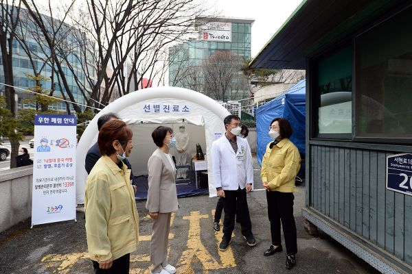 은수미 성남시장(맨오른쪽)은 31일 분당제생병원 선별진료소를 방문하여 의료진에게 대응 상황에 대한 설명을 듣고 있다. / 사진제공=성남시
