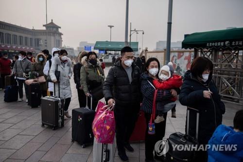 27일 베이징 기차역 앞에서 택시를 타려고 기다리는 줄 [AFP=연합뉴스]