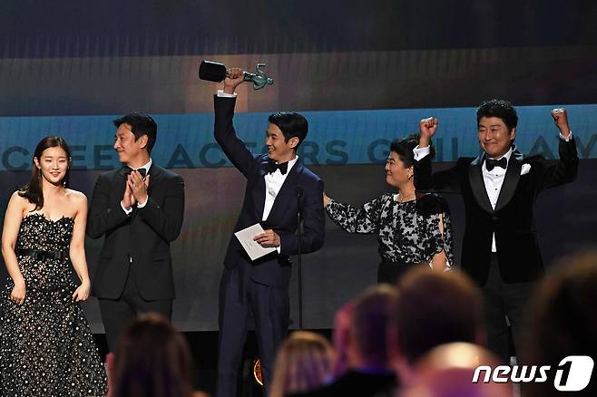 배우조합상 시상식에서 앙상블상을 수상한 후 기쁨에 환호하는 '기생충' 주연 배우들. © AFP=뉴스1