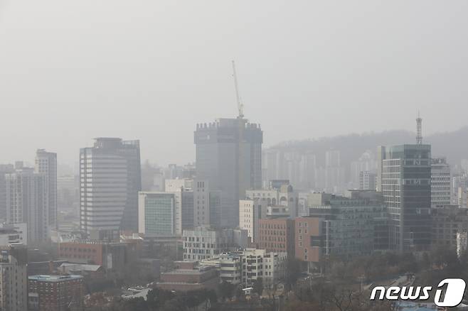 전국 대부분 지역에서 미세먼지가 기승을 부릴 것으로 예보된 19일 서울 중구 도심이 뿌옇다. 2020.1.19/뉴스1 © News1 이승배 기자