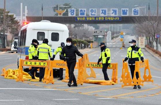 지난 1일 우한 폐렴(신종 코로나바이러스 감염증) 확산으로 중국에서 귀국한 교민과 유학생들을 수용하고 있는 충남 아산 경찰인재개발원 정문에서 경찰들이 출입을 통제하고 있다.[김성태]