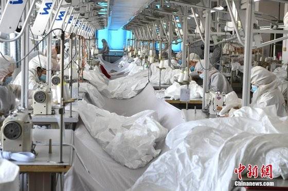 신종 코로나바이러스 감염증과 사투를 벌이고 있는 중국 후베이성 각 지역은 방호복 등 의료 물자로 큰 고통을 겪고 있다. [중국 중신망 캡처]