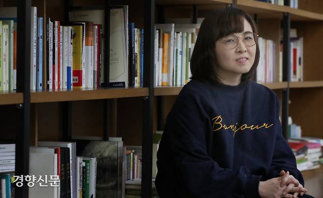 이상문학상 불공정을 이유로 ‘절필 선언’을 한 소설가 윤이형. 이상훈 선임기자