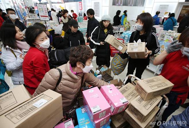 중국에서 시작된 신종 코로나바이러스 공포가 계속되고 있는 29일 오전 서울 중구 명동의 한 매장에서 외국인 관광객들이 방역마스크를 구매하고 있다. / 사진=강민석 인턴기자 msphoto94@