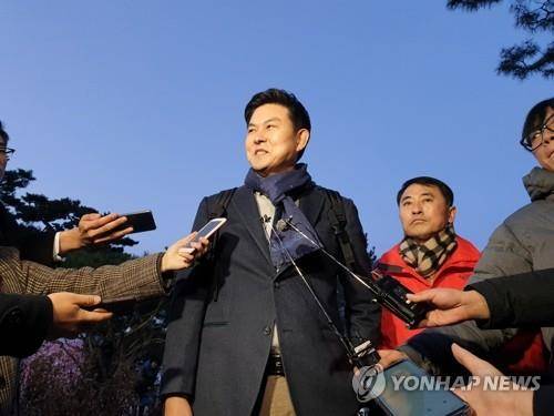 황교안 농성 천막 방문한 김태호 전 경남지사      (서울=연합뉴스) 이은정 기자 = 김태호 전 경남지사가 27일 자유한국당 황교안 대표가 단식 농성 중인 청와대 앞 천막을 방문하고 있다. 2019.11.27      photo@yna.co.kr  (끝)