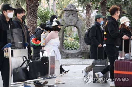 '제주도 뚫렸나' (제주=연합뉴스) 박지호 기자 = 제주 지역사회에 신종코로나에 대한 공포가 확산하는 가운데 2일 오전 제주국제공항을 통해 들어온 국내외 여행객들이 마스크로 무장한 채 주차장으로 향하고 있다. 2020.2.2 jihopark@yna.co.kr