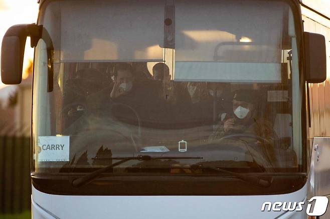 2일(현지시간) 신종 코로나바이러스 감염증 발원지인 중국 후베이성 우한에서 전세기로 도착한 프랑스인들이 이스트레의 공군기지에 도착한 뒤 버스를 타고 군기지를 떠나고 있다. © AFP=뉴스1 © News1 우동명 기자