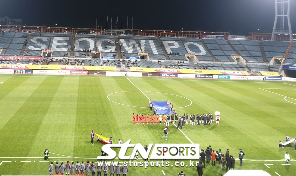 3일 저녁 '2020 도쿄올림픽 여자축구 아시아 최종예선' A조 1차전 한국과 미얀마 경기가 열린 제주월드컵경기장은 한산하다 못해 텅텅 빈 모습이다.