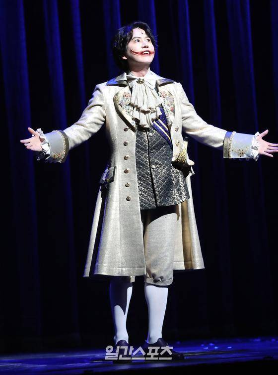 뮤지컬 ‘웃는 남자’ 프레스콜이 14일 오후 서울 서초구 예술의전당 오페라극장에서 열렸다.슈퍼주니어 규현, 엑소 수호 등 출연진이 열띤 공연을 선보이고 있다.김진경 기자 kim.jinkyung@jtbc.co.kr/2020.01.14/