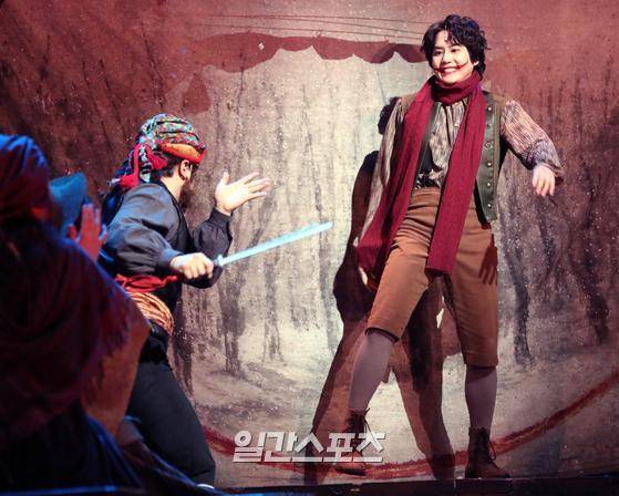 뮤지컬 ‘웃는 남자’ 프레스콜이 14일 오후 서울 서초구 예술의전당 오페라극장에서 열렸다.슈퍼주니어 규현, 엑소 수호 등 출연진이 열띤 공연을 선보이고 있다.김진경 기자 kim.jinkyung@jtbc.co.kr/2020.01.14/