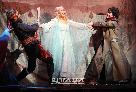 뮤지컬 ‘웃는 남자’ 프레스콜이 14일 오후 서울 서초구 예술의전당 오페라극장에서 열렸다.슈퍼주니어 규현, 엑소 수호 등 출연진이 열띤 공연을 선보이고 있다.김진경 기자 kim.jinkyung@jtbc.co.kr/2020.01.14/