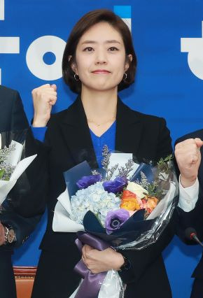 고민정 전 청와대 대변인이 지난 2일 오후 서울 여의도 국회 더불어민주당 대표회의실에서 열린 입당 환영식에서 꽃다발을 들고 기념촬영을 하고 있다. /사진=머니투데이 이동훈 기자 photoguy@