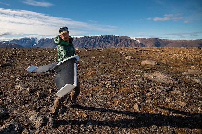 미국 지리학회 탐험가이자 UC데이비스의 박사후연구원인 제프리 커비는 북극의 툰드라 식물 변화를 포착하기 위해 드론을 날린다.(사진=아일라 마이어스-스미스)