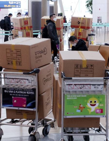 - 신종 코로나바이러스 감염증 확산에 대한 우려가 커지는 상황에서 29일 오전 인천국제공항 제1터미널 체크인 카운터 앞에 귀국길에 오른 관광객이 구매 뒤 자국으로 가져갈 방역 마스크들이 수화물 카트에 쌓여 있다. 이날 오전 중앙방역대책본부는 신종 코로나바이러스 감염증 국내 환자가 추가로 발생하지 않았다고 밝혔다. 국내 확진환자는 전날과 마찬가지로 4명이다. 2020.1.29 연합뉴스