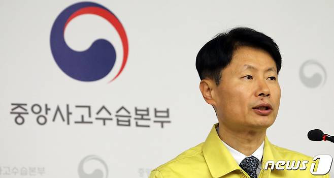 김강립(사진) 신종 코로나바이러스 감염증 중앙사고수습본부 부본부장(보건복지부 차관)은 4일 정례브리핑에서 "(자가격리에 대한) 실효적인 수단을 확보하는 조치가 필요하다는 요청을 경기도로부터 받았다"며 "관련 내용을 검토하겠다고 답변했다"고 말했다./뉴스1 © News1 장수영 기자