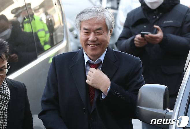 기부금품법 위반 혐의 등을 받는 전광훈 한국기독교총연합회 대표회장 목사가 3일 서울 종로구 종로경찰서에 피의자 신분으로 출석하고 있다. 2020.2.3 /뉴스1 © News1 송원영 기자
