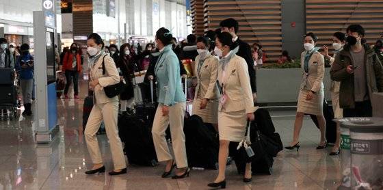 신종 코로나가 확산하는 가운데 인천국제공항에서 마스크를 쓴 승무원들이 이동하고 있다. 최정동 기자