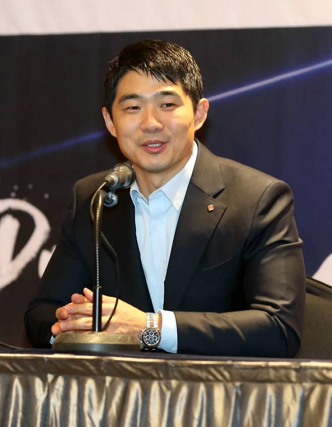 지난달 28일 부산 부산진구 롯데호텔에서 열린 프로야구 롯데자이언츠 안치홍선수 입단식에서 성민규 단장이 취재진 질문에 답하고 있다. (사진=연합뉴스)