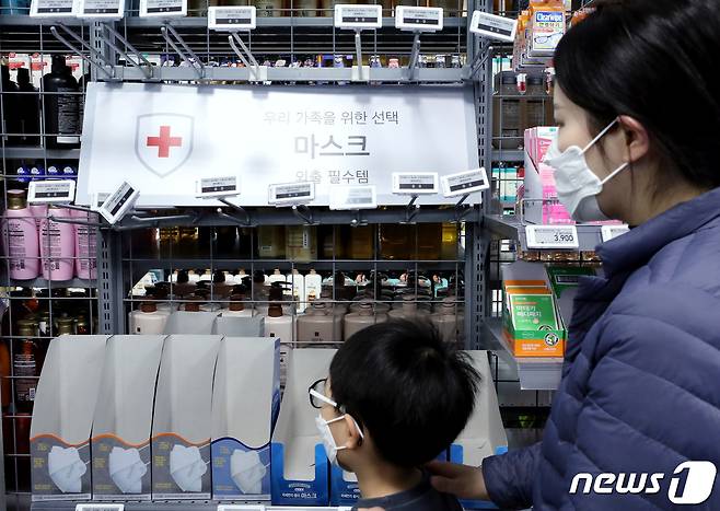 국내 우한 폐렴(신종 코로나바이러스) 네 번째 확진 환자가 발생하면서 국민들의 불안감이 높아지고 있는 지난달 27일 서울 시내 대형마트 마스크 판매대가 품절로 텅 비어 있다.  2020.1.27/뉴스1 © News1 박정호 기자