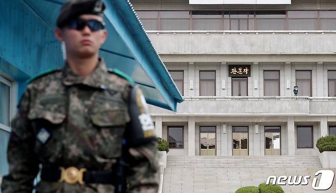 4.27 판문점 선언 1주년을 하루 앞둔 26일 오후 경기 파주시 판문점 군사분계선에서 헌병들이 경계근무를 서고 있다. 2019.4.26/뉴스1 © News1 사진공동취재단