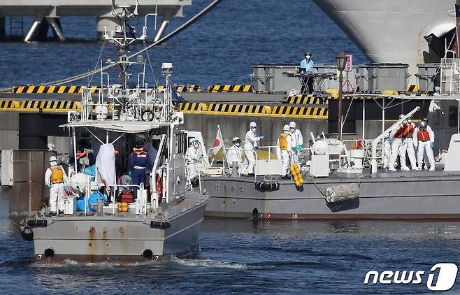 5일(현지시간) 다이아몬드 프린세스 크루즈선에서 신종 코로나바이러스 감염증 확진자 10명이 확인된 가운데 일본 해안경비대가 이들을 이송하기 위해 준비 중이다. © AFP=뉴스1 © News1 정윤미 기자
