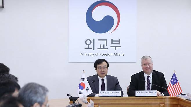 이도훈 외교부 한반도평화교섭본부장과 스티븐 비건 미국 국무부 대북정책특별대표가 2018년 5월 10일 서울 외교부 청사에서 밝은 표정으로 한미 워킹그룹 회의를 하는 모습. 한미 북핵 협상 수석대표인 이들은 이날 회의에서 북한의 잇따른 무력 도발 의도를 분석하고 향후 대응 방향을 협의했다. 회의 이후 외교부 당국자는 비공개 기자 간담회도 열어 "한미 워킹그룹이 북핵과 북한 문제와 관련해 한미 공조의 구심체로서 역할을 충실히 한다는 데 의견을 같이했다"면서 앞으로 워킹그룹을 통해 한반도 사안 관련 제반 현안에 대한 정책적 공조를 강화해 나가기로 했다"고 했다. 하지만 정부는 2019년 4월 '하노이 회담 결렬' 이후 북한이 '한미 워킹그룹'에 대해 노골적인 비난 공세를 펼치자, 그해 말부터 한미 간 회의는 하면서도 '한미 워킹그룹'에 대한 언급은 자제하기 시작했다. /사진공동취재단