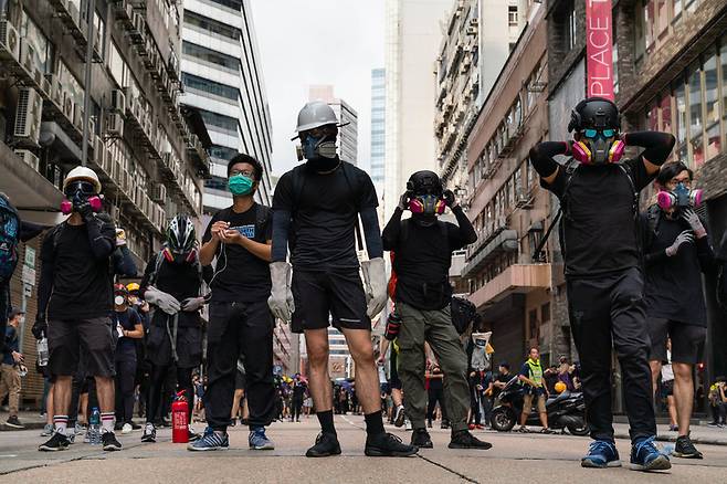 장진영 작가가 찍은 지난해 8월 송환법 반대 시위 현장. 반바지, 철인헬멧, 최신형 방독면 등 시위자들의 차림새와 부착물들이 눈길을 끈다.