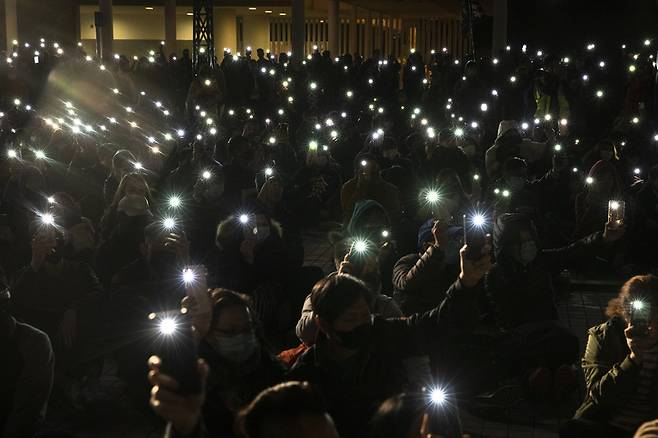 주용성 작가가 찍은 홍콩 에든버러광장의 야간 시위. 촛불 대신 휴대폰 조명등을 들었다.