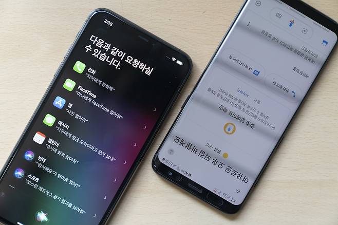 모든 음성인식 기능은 조용한 환경일수록 인식률이 높다. 마이크 옆에서 울리는 스피커 음악 소리는 상극이다.