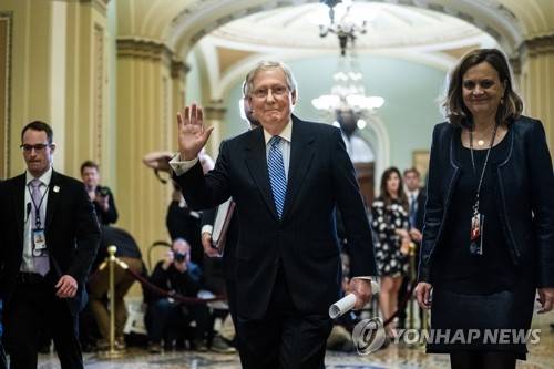 상원 본회의장 나서는 미국 공화당 상원 원내대표 (워싱턴 EPA=연합뉴스) 미치 매코널 미국 공화당 상원 원내대표가 5일 도널드 트럼프 대통령에 대한 상원의 탄핵안 표결이 끝난 뒤 본회의장을 나서고 있다. jsmoon@yna.co.kr