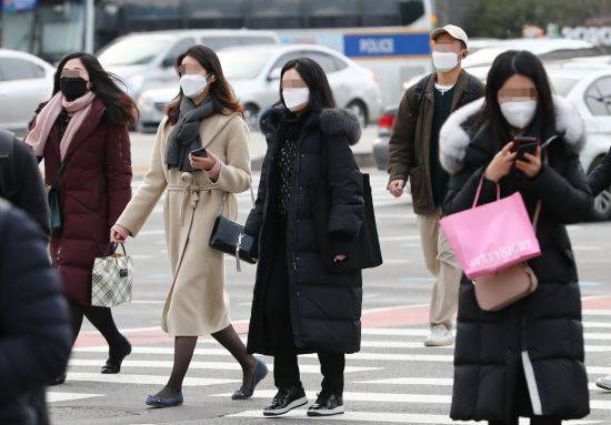 신종 코로나바이러스 확산이 우려되는 가운데 지난달 29일 오전 서울 광화문광장에서 시민들이 마스크를 쓰고 걸어가고 있다. [이미지출처=연합뉴스]