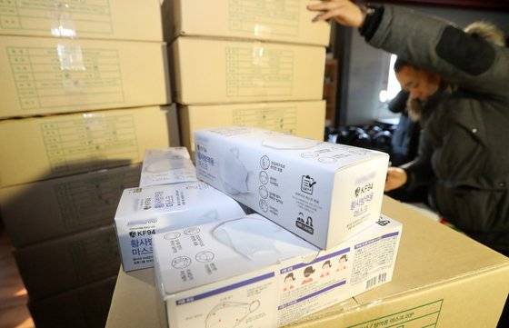 6일 경기 용인시 한 업체 창고에서 정부합동단속단이 마스크 사재기 단속을 하고 있다. [뉴스1]