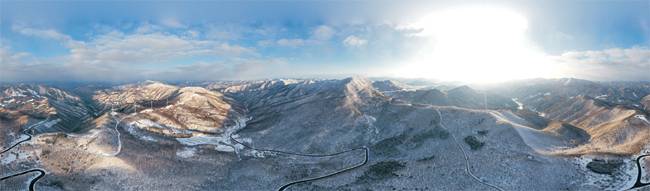 강원 정선에서 태백과 영월로 넘어가는 고갯길 만항재 정상에서 드론을 올려서 함백산 일대의 경관을 내려다봤다. 눈으로 뒤덮인 산봉우리와 능선들이 마치 파도처럼 넘실거린다. 예년에 비해 적설량이 적긴 하지만, 백두대간은 지금 온통 눈으로 뒤덮여 있다.