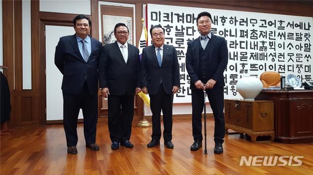 오른쪽부터 강성종 신한대 총장, 문희상 국회의장, 아궁 락소노 전 하원의장, 우마르 하디 주한대사