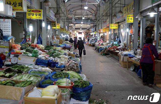 7일 오후 광주 서구 양동시장이 한산한 모습을 보이고 있다.2020.2.7/뉴스1© 뉴스1